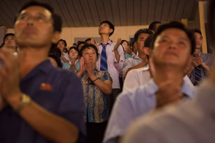 Người dân Triều Tiên phấn khởi tham dự đêm khai mạc lễ hội Arirang.