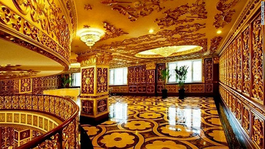 Tất cả những đồ đạc trong trụ sở của Tập đoàn Dược phẩm nhà nước Cáp Nhĩ Tân tương xứng với một cung điện Hoàng gia.