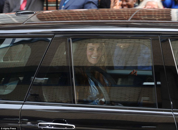 Trong xe ô tô, bà mẹ Kate vẫn giữ nụ cười rạng rỡ trên môi, chào tạm biệt người hâm mộ lần cuối.