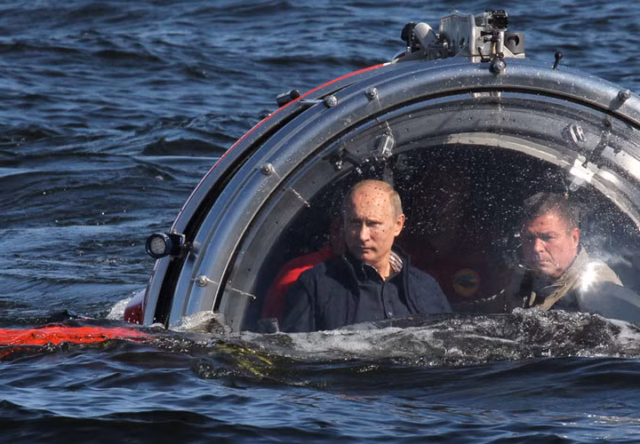 Tổng thống Nga Vladimir Putin lặn biển Baltic gần đảo Gotland, Nga trong một tàu lặn với sứ mệnh khám phá tàu đắm ở Vịnh Phần Lan ngày 15/7.