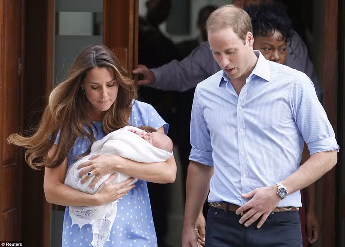 Bồng con trai yêu trên tay, bà mẹ Kate chăm chú và cẩn thận bước từng bước nhẹ nhàng xuống bậc thềm của bệnh viện để bảo vệ cho con.