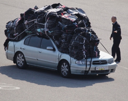 Một chiếc xe hơi chở đồ tại Hàn Quốc.