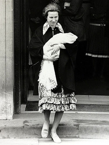 Công chúa Anne (con gái của Nữ hoàng Elizabeth) cũng ẵm cô con gái Zara Tindall bước ra khỏi bệnh viện St Mary, ra mắt công chúng ngày 18/5/1981.