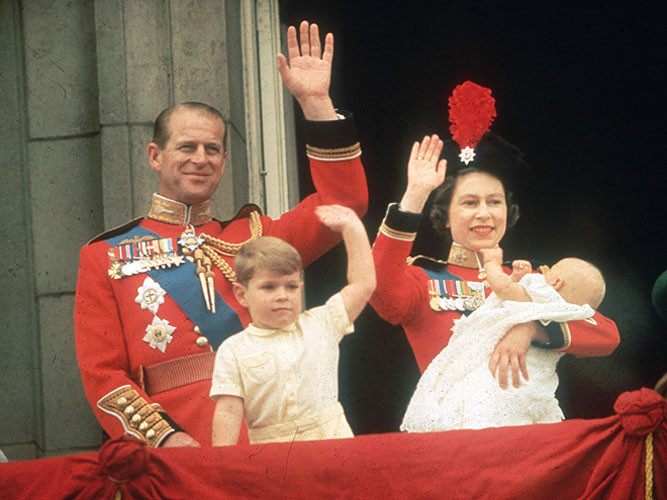 Nữ hoàng Elizabeth khoe Hoàng tử út Edward, trên ban công của Cung điện Buckingham ngày 13/6/1964, chỉ 2 ngày sau khi sinh.