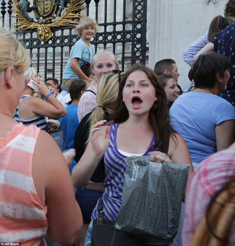 Tên Hoàng tử nhỏ chưa được tiết lộ nhưng bé sẽ được nhận tước hiệu là Hoàng tử xứ Cambridge. Cái tên được kỳ vọng sẽ được đặt cho bé nhất là George, chính là tên cha của Nữ hoàng và 6 vị vua trước của nước Anh. Trong ảnh, những người ủng hộ hoàng gia Anh vỡ òa trong niềm vui , kéo nhau tới trước những cánh cổng của cung điện Buckingham để thể hiện cảm xúc.