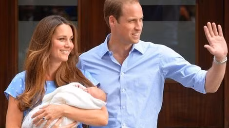 Công nương Kate cười rạng rỡ bồng Hoàng tử nhỏ sánh bước cùng chồng ra mắt công chúng.