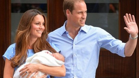 Công nương Kate cười rạng rỡ bồng Hoàng tử nhỏ sánh bước cùng chồng ra mắt công chúng.
