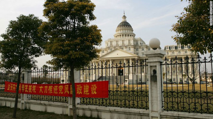 Một biểu ngữ phía trước tòa nhà mô phỏng Nhà Trắng có chi phí xây dựng khủng 30 triệu nhân dân tệ viết: “Đẩy mạnh phát triển khoa học, nghiêm túc thực hiện các quy định của Đảng và đấu tranh chống tham nhũng”.