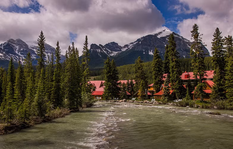 Bức ảnh mô tả vẻ thanh bình tại công viên Banff.