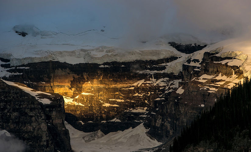 Những rặng núi đá phủ tuyết trong công viên Banff như được dát vàng nhờ nắng.