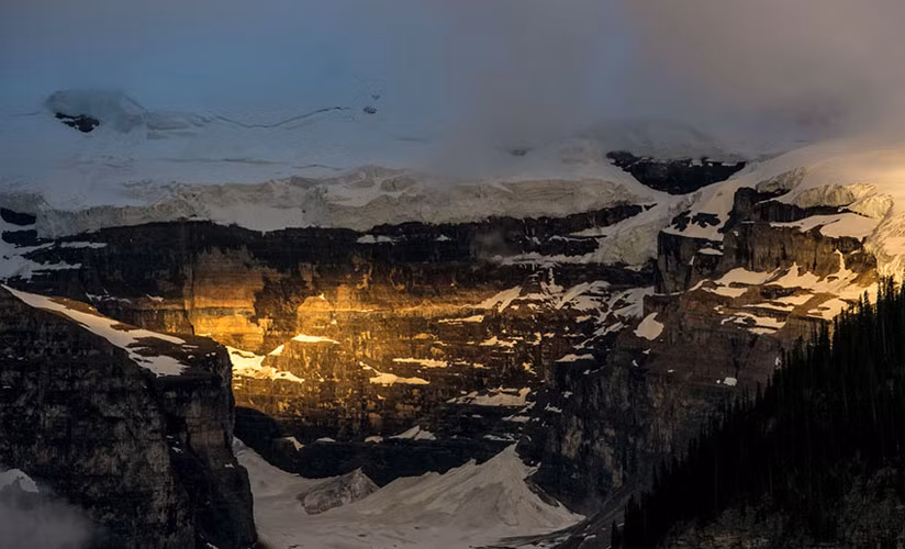 Những rặng núi đá phủ tuyết trong công viên Banff như được dát vàng nhờ nắng.