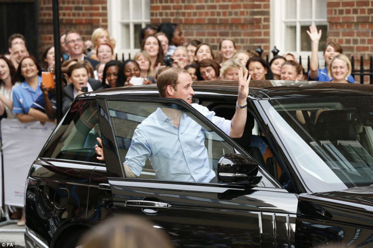 Hoàng tử William chia tay với những người ủng hộ và giới truyền thông để đưa vợ và con về Điện Kensington, tổ ấm của họ.