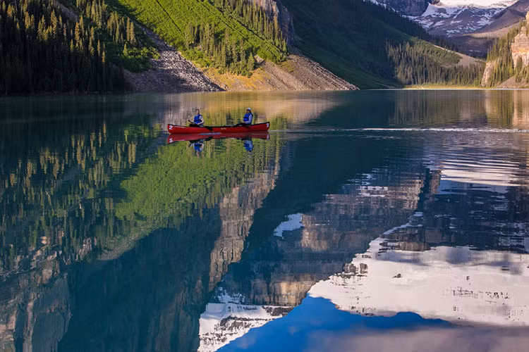 Khách du lịch chèo thuyền thưởng ngoạn vẻ đẹp thơ mộng của hồ Louise.