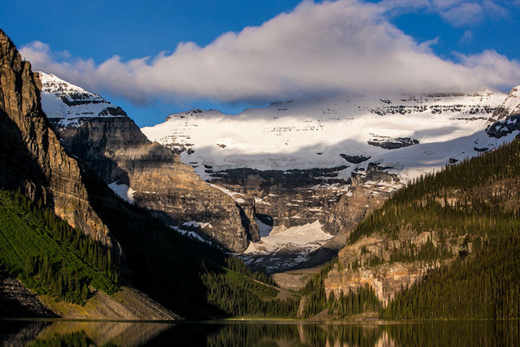 Khung cảnh ngoạn mục, kỳ vĩ hớp hồn du khách trong công viên Banff.