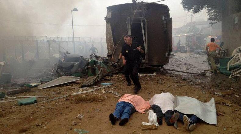 Thi thể người bị nạn được đắp chiếu nằm khắp hiện trường vụ tai nạn.