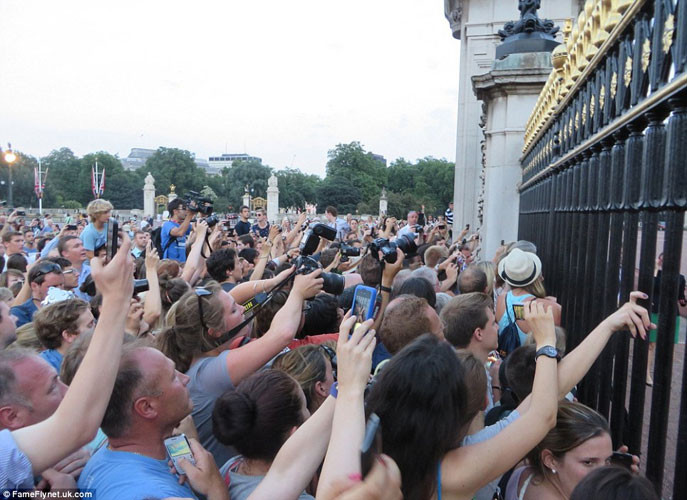 Hoàng tử nhỏ được sinh ra ở đúng khoa sản của bệnh viện nơi Công nương Diana sinh hạ Hoàng tử William vào ngày 21/6/1982. Cả nước Anh đang chờ đợi giây phút Công nương Kate và Hoàng tử William bế con rời bệnh viện để "khoe" với cả thế giới.