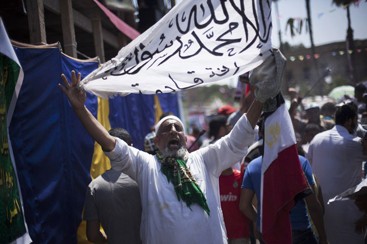 Hàng trăm người ủng hộ ông Mursi từ khắp các thị xã của Ai Cập đã tụ tập cầu nguyện tại Thánh đường Hồi giáo Cairo.