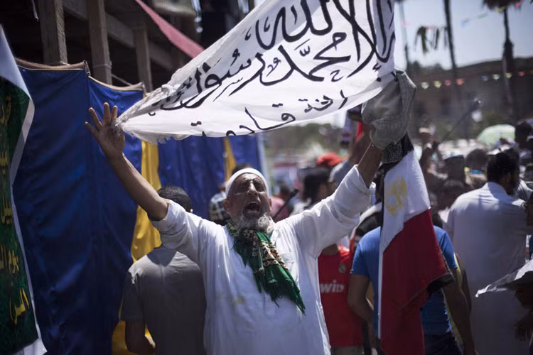 Hàng trăm người ủng hộ ông Mursi từ khắp các thị xã của Ai Cập đã tụ tập cầu nguyện tại Thánh đường Hồi giáo Cairo.