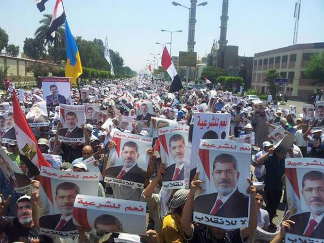 Người ủng hộ ông Mursi cũng tổ chức một cuộc biểu tình ngồi ở Thánh đường Hồi giáo Rabea al-Adaweya gần đó.