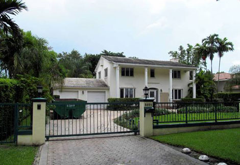 Mỗi năm ngân sách Lầu Năm góc sẽ phải trích ra 160.000 để trả tiền thuê biệt thư Casa Sur xa hoa, lộng lẫy ở Coral Gables, Florida cho Tướng Hải quân John F. Kelly, người đứng đầu Bộ Tư lệnh miền Nam.