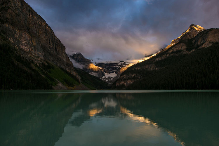 Vẻ đẹp mê hoặc du khách của công viên Banff với những ngọn núi kỳ vĩ bao quanh hồ nước thơ mộng, phẳng lặng như gương.