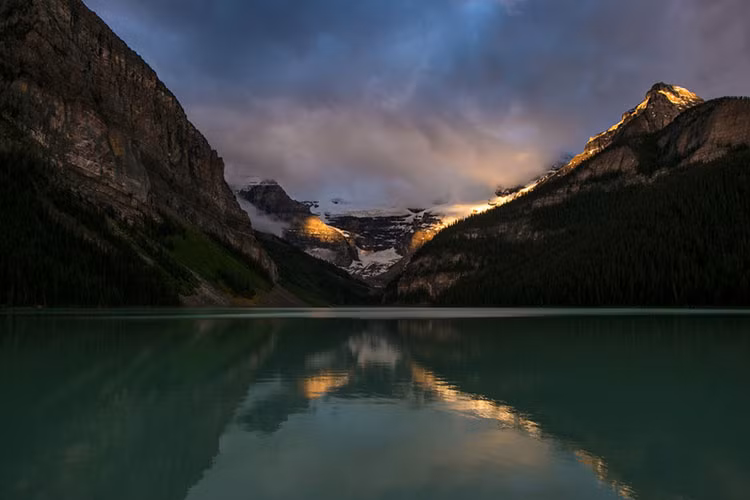 Vẻ đẹp mê hoặc du khách của công viên Banff với những ngọn núi kỳ vĩ bao quanh hồ nước thơ mộng, phẳng lặng như gương.