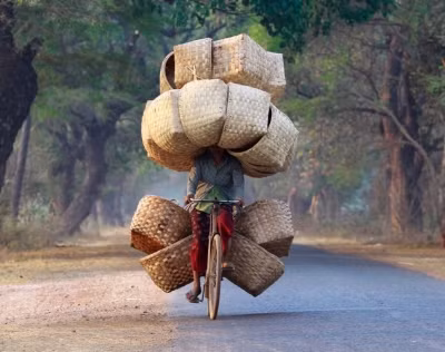 Người phụ nữ chở những chiếc giỏ trên chiếc xe đạp tại Myanmar ngày ngày 13 Tháng Ba năm 2013.
