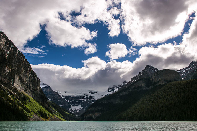 Ngọn núi phủ tuyết trắng đẹp ngoạn mục phản chiếu qua mặt hồ Louise trong vắt và phẳng lặng.