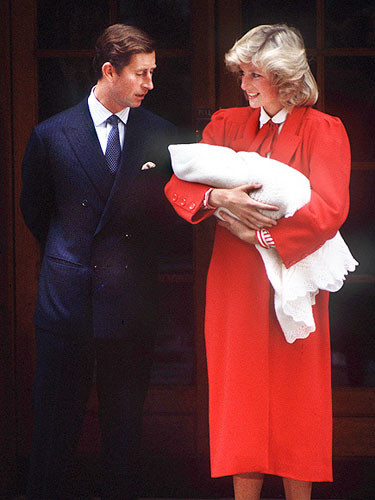 Công nương Diana rạng rỡ khoe Hoàng tử út Harry với cả thế giới một ngày sau khi sinh con 16/9/1984.