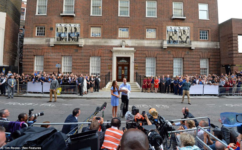 Vợ chồng công tước xứ Cambridge cũng tiết lộ, ông bố William đã lần đầu tiên được thay tã cho con.