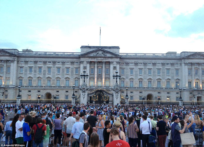Người đông như nêm chờ đợi ở trước Cung điện Buckingham để nghe tin vui của Hoàng gia.