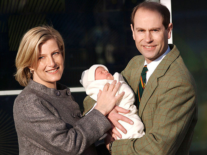 Hoàng tử Edward và nữ Bá tước xứ Wessex, Sophie ra mắt cậu con trai thứ 2, Tử tước James ngày 20/12/2007, 3 ngày sau khi em bé chào đời.