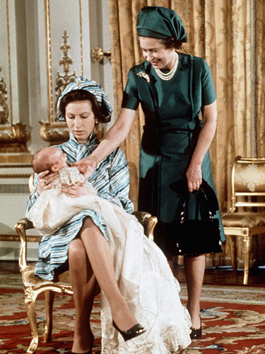 Công chúa Anne (con gái của Nữ hoàng Elizabeth) bồng Hoàng tử Peter Phillips mới 5 ngày tuổi tại lâu đài Balmoral ngày 20/11/1977 trong lần đầu giới thiệu con với công chúng.