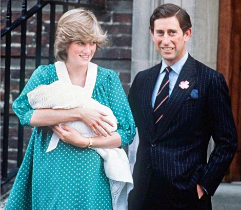 Công nương Diana khoe con trai đầu lòng, Hoàng tử William với vả thế giới. Công nương đã nuôi lớn Hoàng tử bằng nguồn sữa mẹ tự nhiên và tinh khiết.