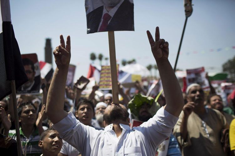 Trong khi đó, đám đông người biểu tình ủng hộ cựu Tổng thống Morsi mang áp phích in chân dung ông cũng ào ào xuống đường biểu tình ngày 26/7.