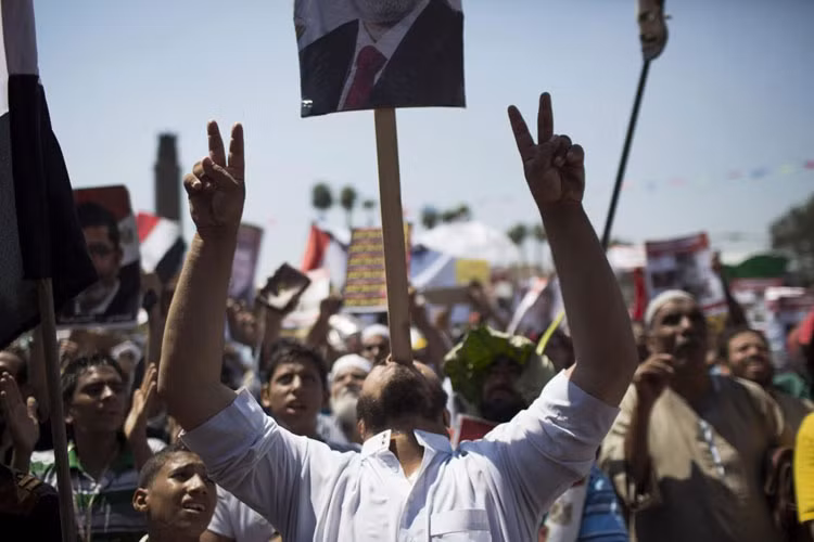 Trong khi đó, đám đông người biểu tình ủng hộ cựu Tổng thống Morsi mang áp phích in chân dung ông cũng ào ào xuống đường biểu tình ngày 26/7.