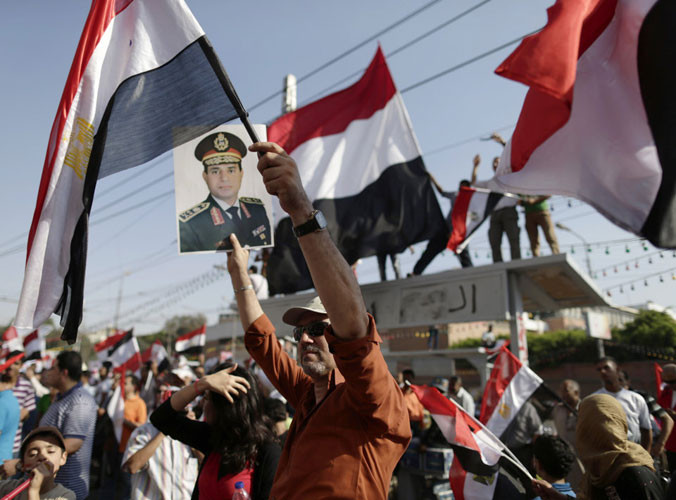Người biểu tình chống Mursi giơ cao ảnh chân dung của Tư lệnh quân đội Abdel-Fattah El-Sisi tại quảng trường Tahrir, Cairo ngày 26/7.