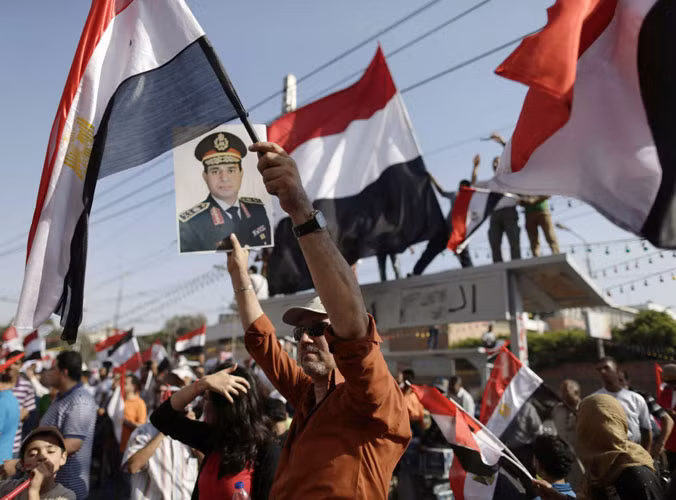 Người biểu tình chống Mursi giơ cao ảnh chân dung của Tư lệnh quân đội Abdel-Fattah El-Sisi tại quảng trường Tahrir, Cairo ngày 26/7.