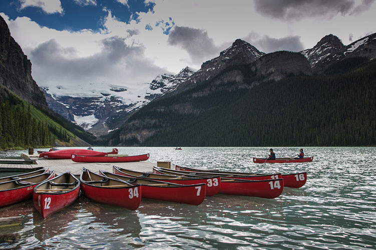 Các cano được sơn màu đỏ phục vụ du khách nằm im lìm ở nhà thuyền Fairmont Chateau hồ Louise.