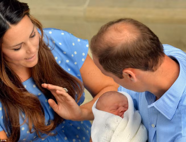 Ông bố William nói đùa với công chúng rằng: “Hoàng tử nhỏ có 2 lá phổi, đó là điều chắc chắn" và rằng, con trai yêu thậm chí còn nhiều tóc hơn cả bố.