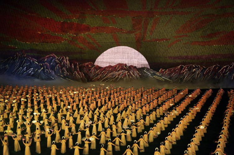 Hàng trăm thiếu nữ Triều Tiên xinh đẹp và duyên dáng trong một bài múa tập thể.