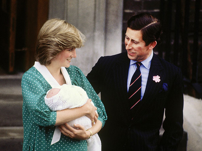Khoảnh khắc đi vào lịch sử Hoàng gia Anh khi Công nương Diana và Thái tử Charles ẵm Hoàng tử William bước ra khỏi bệnh viện St Mary khoe với cả thế giới ngày 22/6/1982.