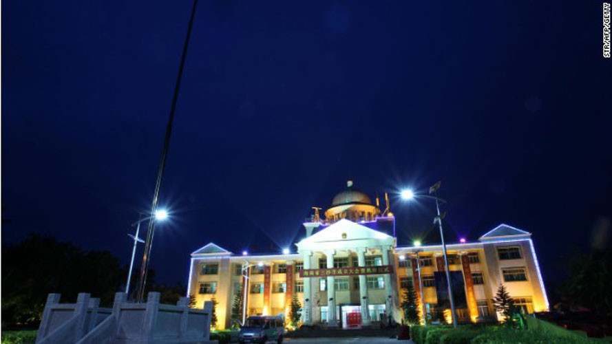 Tòa nhà này rực rỡ và lung linh trong ánh điện ban đêm.