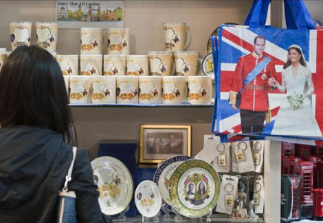 Du khách ngắm các sản phẩm lưu niệm theo chủ đề em bé hoàng gia tràn ngập ở các cửa hàng.