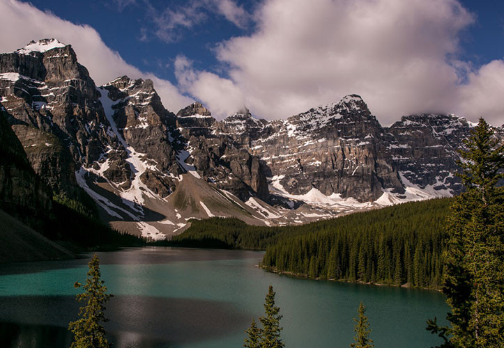 Mùa đông là thời gian lý tưởng để du khách trải nghiệm cảm giác mạnh với môn trượt tuyết tại các bãi trượt mênh mông và tuyệt đẹp. Trong ảnh là hồ Moraine.