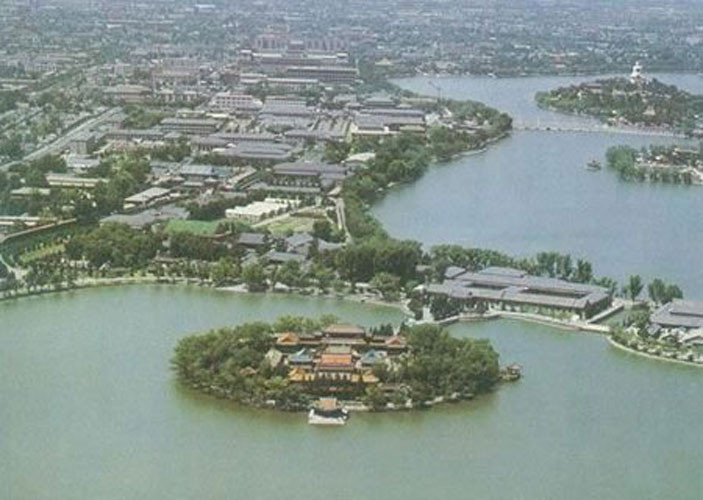 Trung Nam Hải thời phong kiến nổi tiếng là vui chơi giải trí của hoàng tộc với các vườn quanh hồ, các đền, quán và đài các được xây dựng ven hồ.