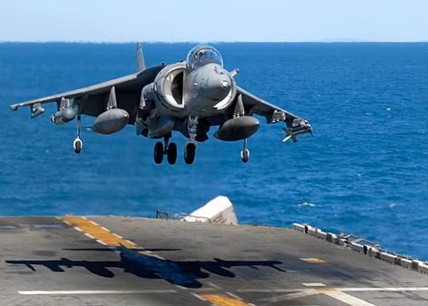 Một chiến đấu cơ cất cánh từ tàu sân bay trong cuộc tập trận Talisman Saber năm 2009.