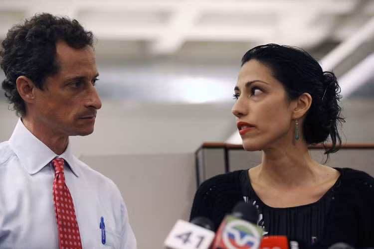 Hơn 2 năm sau bê bối tình dục hủy hoại sự nghiệp chính trị, Nghị sĩ Anthony Weiner (trái), nay là ứng viên hàng đầu cho chức thị trưởng New York tiếp tục dính cáo buộc chat sex.