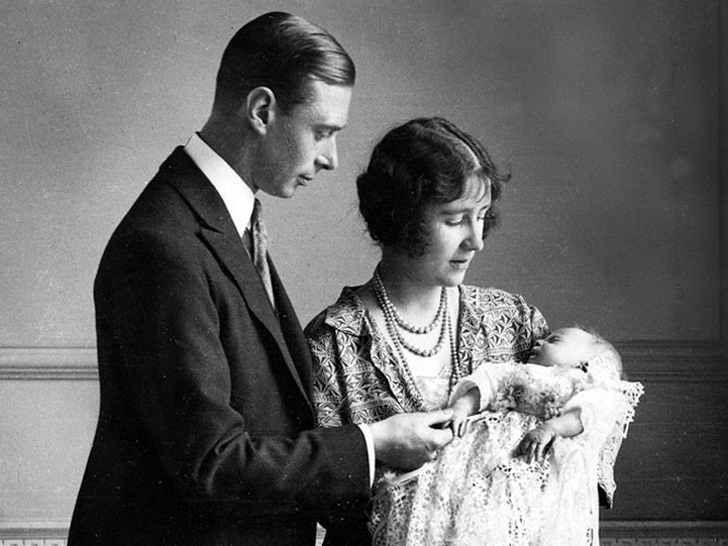 Sau khi chào đời ngày 21/4/1926, Nữ hoàng Elizabeth lần đầu ra mắt công chúng trong một bức chân dung chụp cùng với cha mẹ. Khi đó, Nữ hoàng nước Anh say giấc nồng trong vòng tay bao bọc của mẹ trong khi Vua cha George VI âu yếm nắm tay con gái.