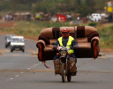 Sofa trên một chiếc xe máy tại Nairobi, Kenya.
